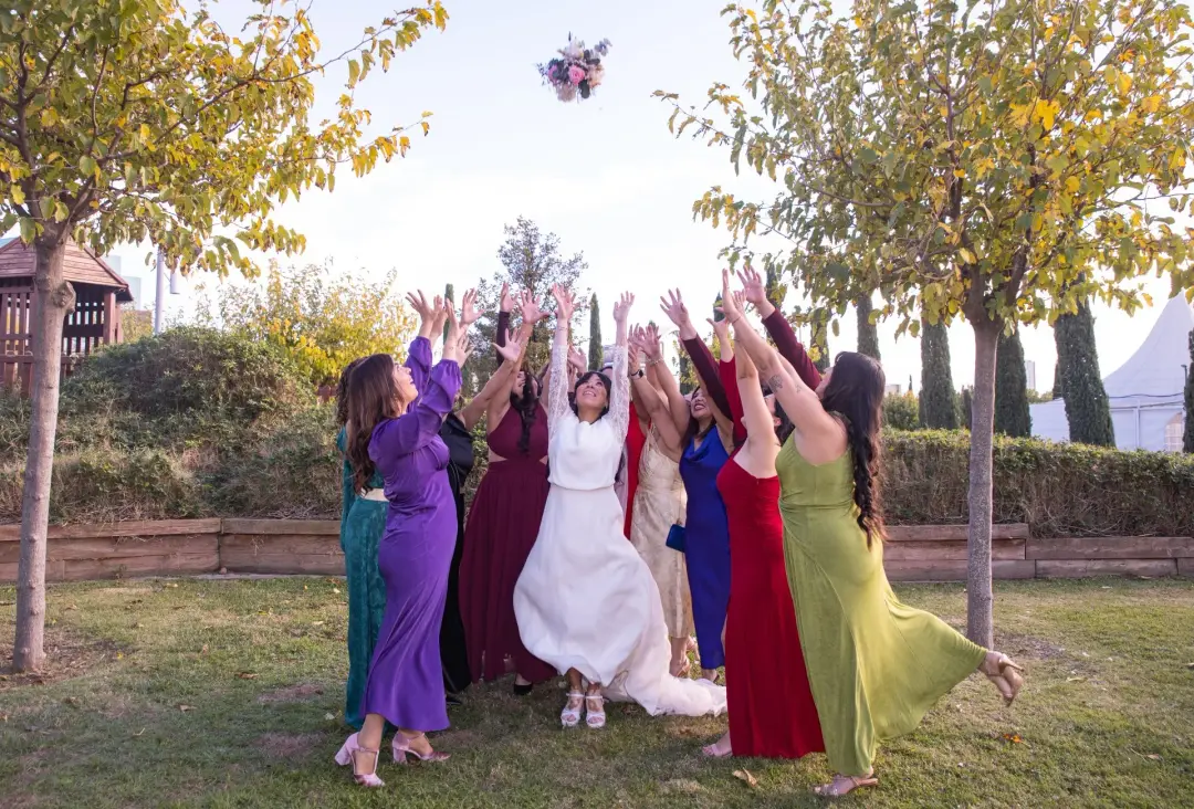 Cómo acertar con la paleta, las flores y el vestido en una boda de otoño en España